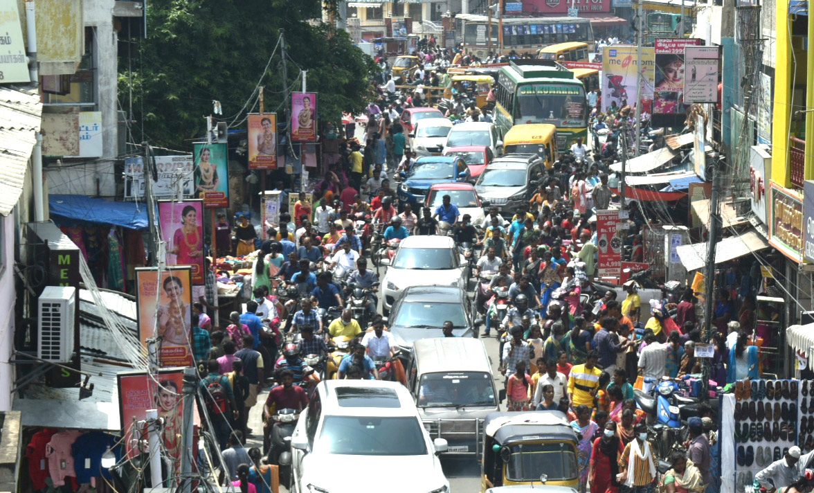 ஈரோடு கடை வீதிகளில் குவிந்த மக்கள் கூட்டம் | Erode News Crowds of people  gathered in the shopping streets of Erode