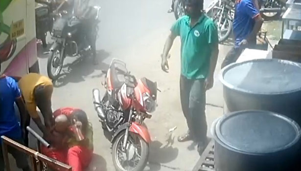 அதிவேகமாக சென்ற பஸ்சில் இருந்து கைக்குழந்தையுடன் தாய் கீழே விழுந்த வீடியோ விவகாரம்- டிரைவர் மீது வழக்கு அதிவேகமாக சென்ற பஸ்சில் இருந்து கைக்குழந்தையுடன் தாய் கீழே விழுந்த வீடியோ விவகாரம்- டிரைவர் மீது வழக்கு