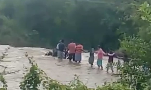 தரைபாலத்தை மோட்டார் சைக்கிளுடன் கடக்க முயன்ற நபர் வெள்ளத்தில் சிக்கினார்