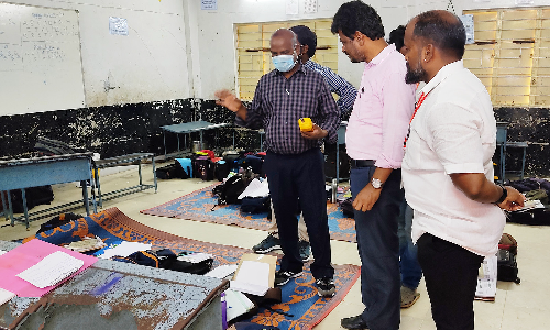 ஓசூரில் விஷ வாயு பரவிய மாநகராட்சி பள்ளியில்  மாசுக்கட்டுப்பாட்டு வாரிய அதிகாரிகள் ஆய்வு
