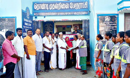 துப்புரவு பணியாளர்களுக்கு புத்தாடை