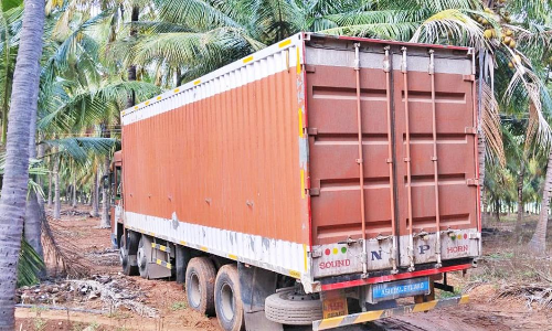 பழனி அருகே வைரஸ் பாதித்த கோழிகளை தோட்டத்தில் புதைக்க முயற்சி- பொதுமக்கள் வாக்குவாதம்