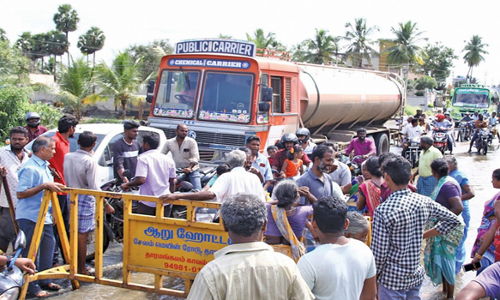 குடியிருப்பில் மழைநீர் புகுந்ததால் ஆத்திரம்   தாரமங்கலத்தில் பொதுமக்கள் சாலை மறியல்
