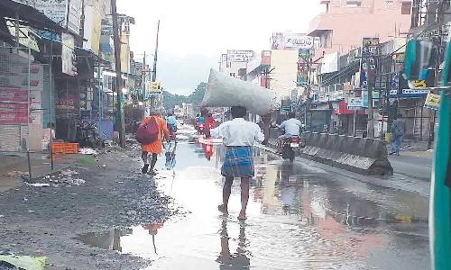 செங்கம் - போளூர் சாலையில் தேங்கியுள்ள மழை வெள்ளம்