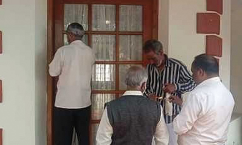 ஊட்டியில் அனுமதியின்றி இயங்கிய 10 விடுதிகளுக்கு `சீல்