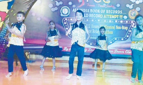 83 குழந்தைகள் அடுத்தடுத்து தொடர்ச்சியாக நடனமாடி உலக சாதனை