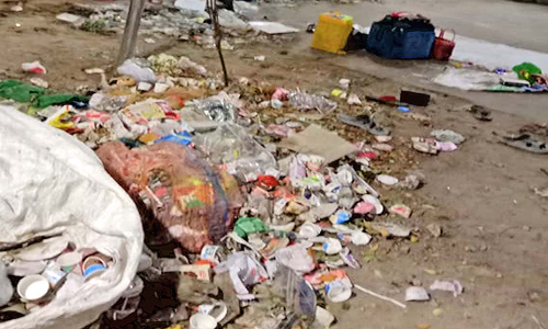 குலசேகரன்பட்டினத்தில்  குவிந்து கிடக்கும் குப்பைகளை அப்புறப்படுத்த வேண்டும் -பக்தர்கள் கோரிக்கை