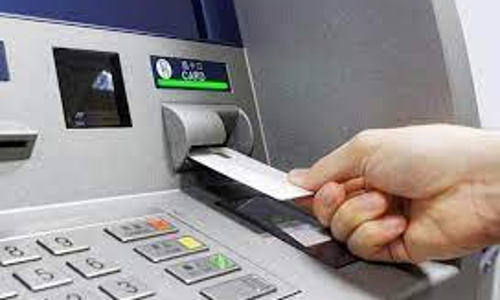 அதிகாரி ஏ.டி.எம். கார்டில் பணம் திருட்டு