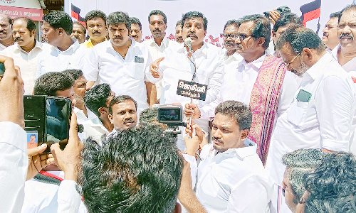 மயிலாடுதுறையில், தி.மு.க.வினர் ஆர்ப்பாட்டம்