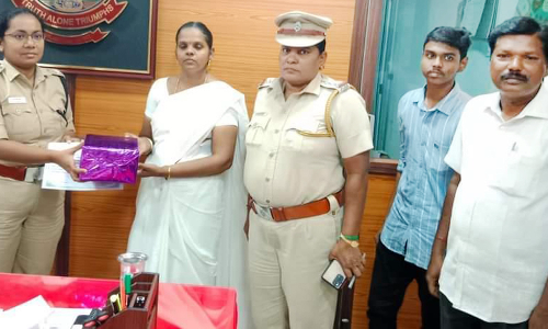 கீழே கிடந்த செயினை மீட்டு போலீசில் ஒப்படைத்த செவிலியருக்கு பாராட்டு