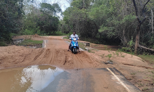 சாலையில் குவிந்துள்ள மணல்