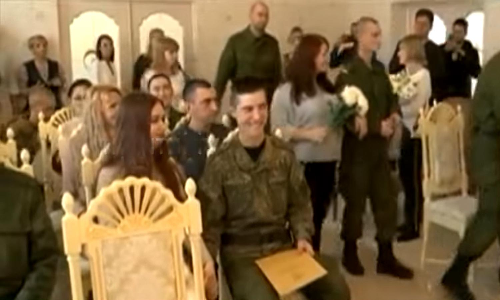 அதிபர் புதின் உத்தரவு எதிரொலி- போர் செல்வதற்கு முன்பு காதல் ஜோடியை கரம் பிடித்த ரஷிய ராணுவ வீரர்கள்