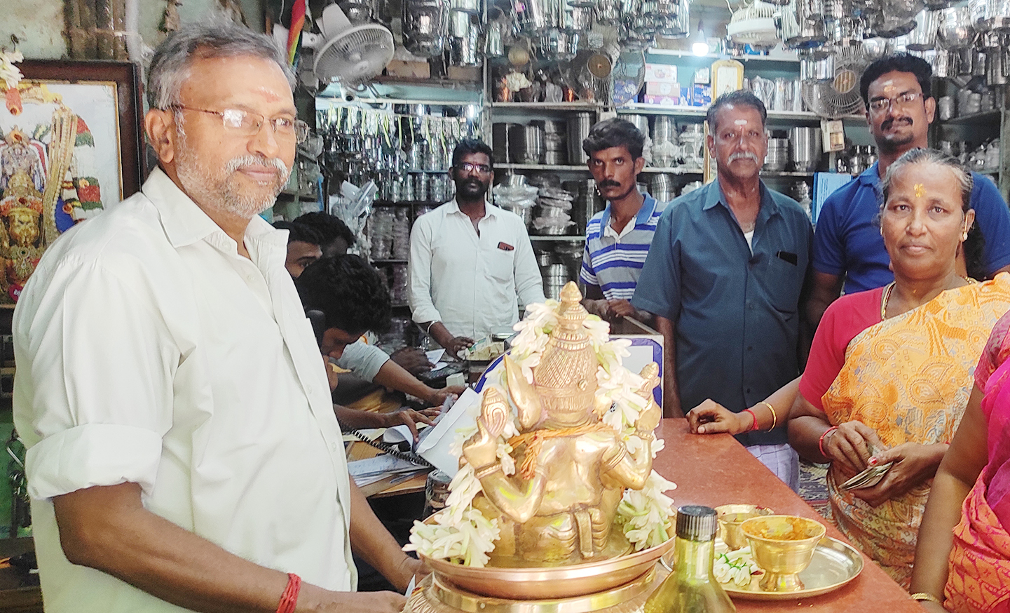 வாசுதேவன் பாத்திரக்கடையில் தீபாவளி சிறப்பு விற்பனை தொடங்கியது வாசுதேவன் பாத்திரக்கடையில் தீபாவளி சிறப்பு விற்பனை தொடங்கியது