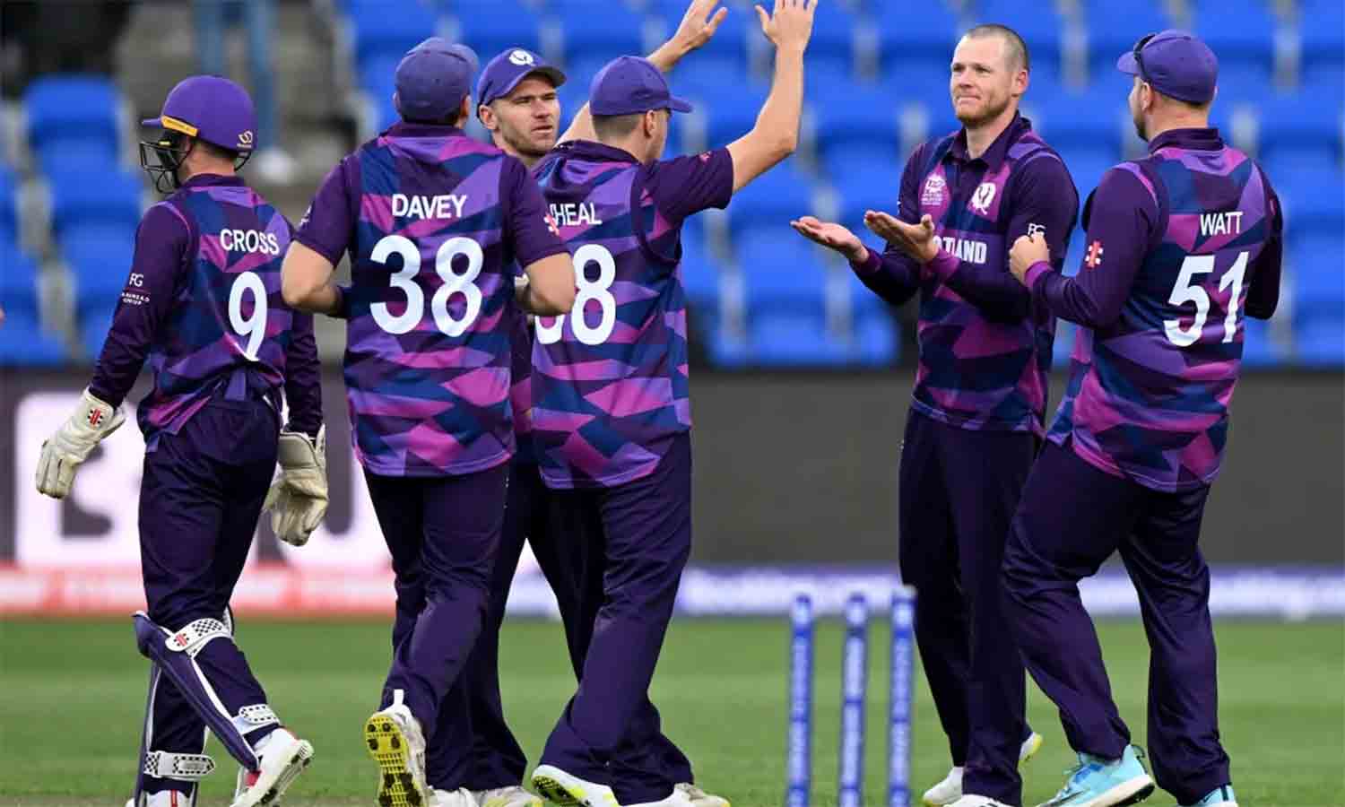 டி20 உலக கோப்பையில் அதிரடி- வெஸ்ட் இண்டீசை பந்தாடிய ஸ்காட்லாந்து டி20 உலக கோப்பையில் அதிரடி- வெஸ்ட் இண்டீசை பந்தாடிய ஸ்காட்லாந்து