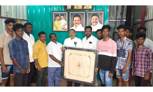 இளைஞர்களுக்கு விளையாட்டு உபகரணம்