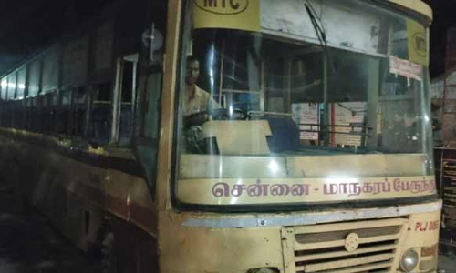 சிறுவாபுரியில் பஸ்சில் டயர் வெடித்ததில் தூக்கிவீசப்பட்ட 4 பயணிகள் படுகாயம்