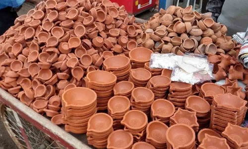 உடுமலையில் அகல் விளக்குகள் தயாரிக்கும் பணிகள்  மும்முரம்