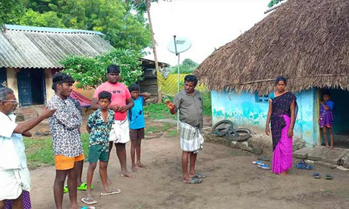 ஒரே நாளில் 4 பெண்களிடம் நகை பறித்த கொள்ளையர்கள்