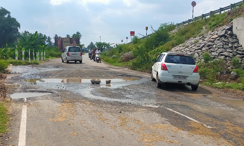 வாழப்பாடியில் பழுதடைந்து கிடக்கும் இணைப்புச்சாலை  வாகன ஓட்டிகள், பொதுமக்கள் கடும் அவதி