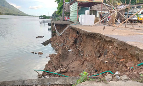 மழையால் இடிந்து விழுந்த   எடப்பாடி படகுத்துறை நடைமேடை சீரமைப்பு