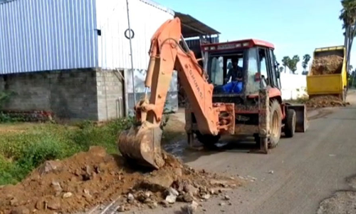 பாவூர்சத்திரம் அருகே  சேதமடைந்த சாலையை சொந்த செலவில் சரி செய்த சமூக ஆர்வலர்கள்-ஒன்றிய கவுன்சிலர்