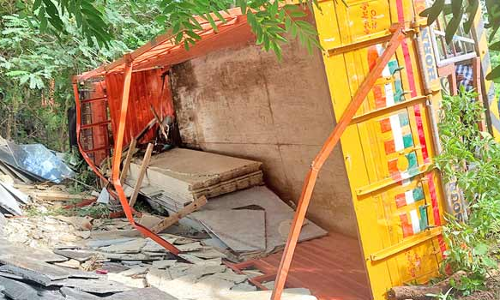 திருவள்ளூர் அருகே லாரி கவிழ்ந்ததில் கிரானைட் கற்களில் சிக்கி தொழிலாளி பலி