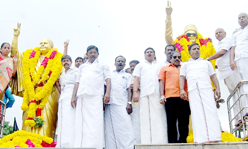 தஞ்சையில், அ.தி.மு.க. சார்பில் எம்.ஜி.ஆர்- ஜெயலலிதா சிலைகளுக்கு மாலை அணிவித்து மரியாதை