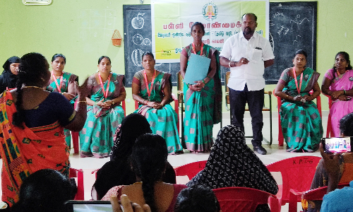 ஓசூரில்  மாணவர்களுக்கு பாதிப்பு ஏற்பட்ட  பள்ளியில்  மேலாண்மைக்குழு சார்பில் பெற்றோர்களுக்கு உண்மை விளக்க கூட்டம்