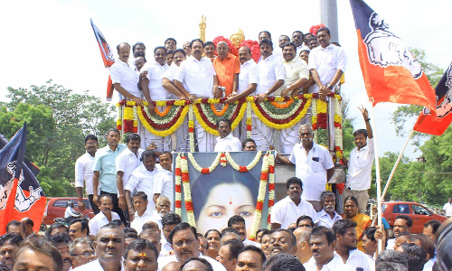 51-வது ஆண்டு தொடக்க விழாவையொட்டி நெல்லையில் எம்.ஜி.ஆர். சிலைக்கு அ.தி.மு.க.வினர் மரியாதை