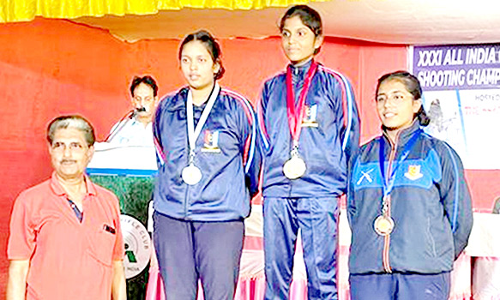 துப்பாக்கி சுடுதல் போட்டி; பதக்கம் வென்ற மாணவிகளுக்கு பாராட்டு