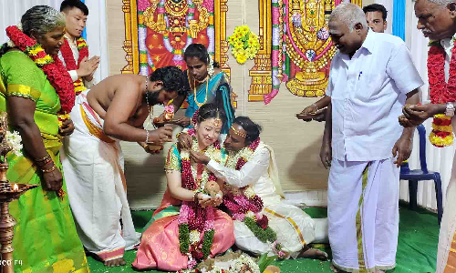 தைவான் நாட்டை சேர்ந்த பெண்ணை   கரம் பிடித்த காவேரிப்பட்டணம் வாலிபர்  -இந்து முறைப்படி இன்று திருமணம் நடந்தது