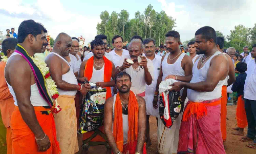 ஓசூர் அருகே கோவில் விழாவையொட்டி  பக்தர்கள் தலை மீது தேங்காய் உடைத்து நேர்த்திக்கடன் செலுத்தும் நிகழ்ச்சி