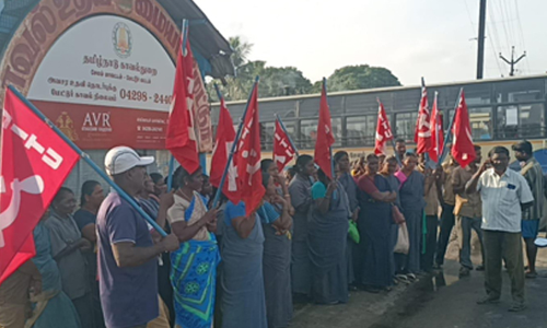 சம்பளம் வழங்காததை கண்டித்து மேட்டூர் நகராட்சி ஒப்பந்த தூய்மை பணியாளர்கள் திடீர் வேலை நிறுத்தம்
