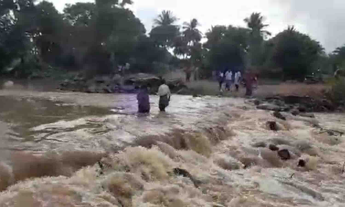 ஊத்தங்கரை அருகே  தரை பாலத்தை மூழ்கடித்து செல்லும் மழை நீர்
