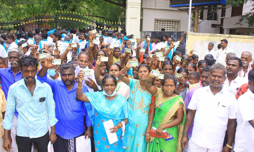 கலெக்டர் அலுவலகத்திற்கு  ரேஷன் அட்டையுடன்  திரண்டு வந்த கிராம மக்கள்