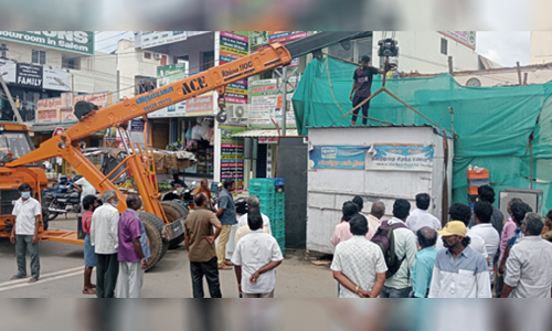 சூரமங்கலத்தில் ஆக்கிரமிப்பு கடைகள் அகற்றம்