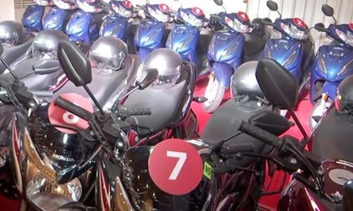 ஊழியர்களுக்கு கார், பைக் பரிசளித்து அசத்திய சென்னை வியாபாரி