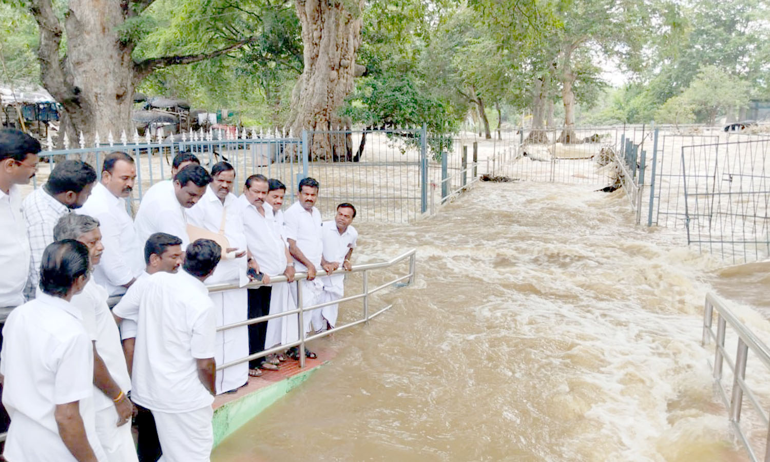 ஒகேனக்கல் காவிரி ஆற்றில் ஏற்பட்டுள்ள வெள்ளப்பெருக்கை தருமபுரி கிழக்கு மாவட்ட தி.மு.க. செயலாளர் தடங்கம் சுப்பிரமணியம் நேரில் ஆய்வு ஒகேனக்கல் காவிரி ஆற்றில் ஏற்பட்டுள்ள வெள்ளப்பெருக்கை தருமபுரி கிழக்கு மாவட்ட தி.மு.க. செயலாளர் தடங்கம் சுப்பிரமணியம் நேரில் ஆய்வு