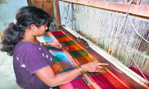 ஆர்டர்கள் தாமதமாக வழங்கப்பட்டதால் தீபாவளி சேலைகளை தயாரிக்க முடியாமல் திணறும் நெசவாளர்கள்