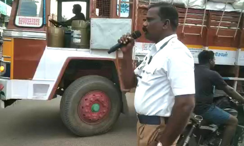 தீபாவளி நெரிசல் கூட்டத்தை தவிர்க்க பாட்டுபாடி விழிப்புணர்வு ஏற்படுத்திய போலீஸ்காரர்