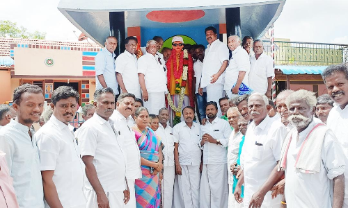 எம்.ஜி.ஆர். சிலைக்கு அ.தி.மு.க.வினர் மரியாதை