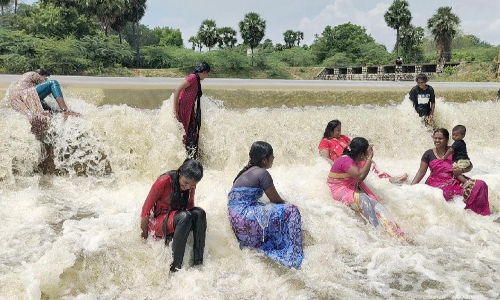 மறுகால் பாயும் தண்ணீரில்  உற்சாக குளியல்