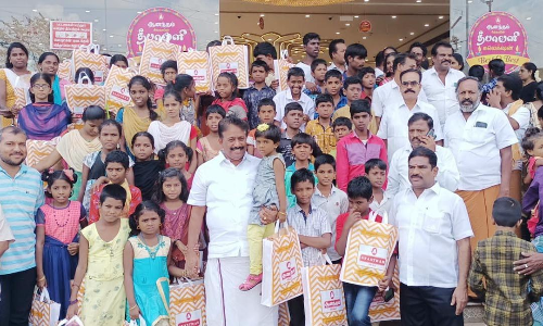 ஆதரவற்ற 211 குழந்தைகளுக்கு தீபாவளி புத்தாடைகள்