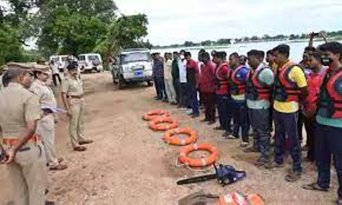 தயார் நிலையில் மீட்பு குழுவினர்