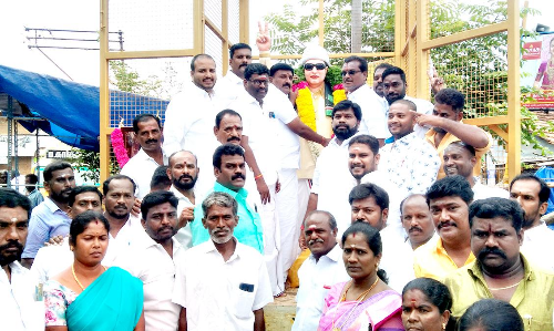 அ.தி.மு.க. 51-ம் ஆண்டு விழா: எம்.ஜி.ஆர். சிலைக்கு மாலை அணிவிப்பு