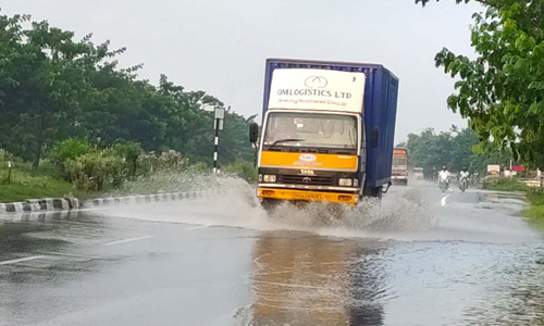 குமாரபாளையம் அருகே   புறவழிச்சாலையில் பெருக்கெடுத்து ஓடும் மழைநீரால் வாகன ஓட்டிகள் அவதி