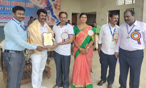 சரக அளவிலான போட்டிகளில் வெற்றி:  அரசு பள்ளி மாணவர்கள், உடற்கல்வி ஆசிரியருக்கு பாராட்டு