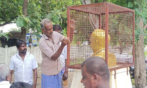திண்டிவனத்தில் பரபரப்பு  அண்ணா சிலை கூண்டு பூட்டை உடைத்த அ.தி.மு.க.வினர்