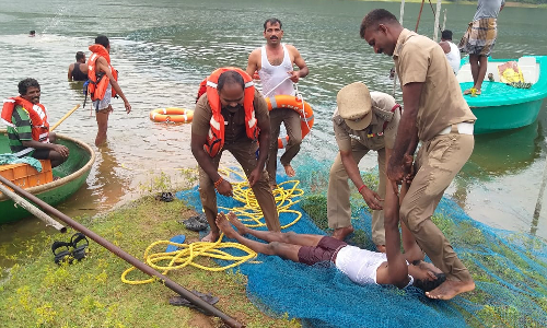 பாப்பிரெட்டிப்பட்டி வாணியாறு அணையில்  தீயணைப்பு மீட்பு படையினர் ஒத்திகை நிகழ்ச்சி