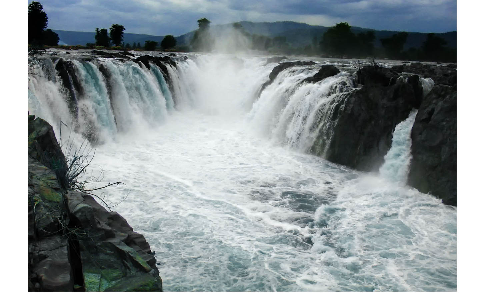 நீர்வரத்து 1 லட்சத்து 25 ஆயிரம் கனஅடியாக குறைந்தது:  ஒகேனக்கல் காவிரி ஆற்றில் 4-வது நாளாக காட்டாற்று வெள்ளம்